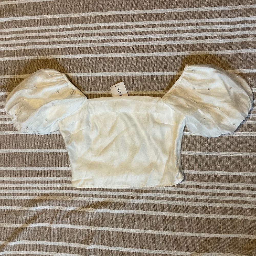 White pearl puff sleeved crop top!